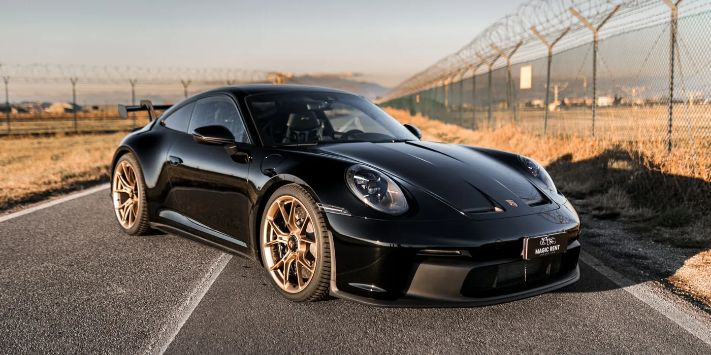 Supercar gialla di Magic Rent Luxury Car davanti a un edificio moderno, vista di tre quarti anteriore