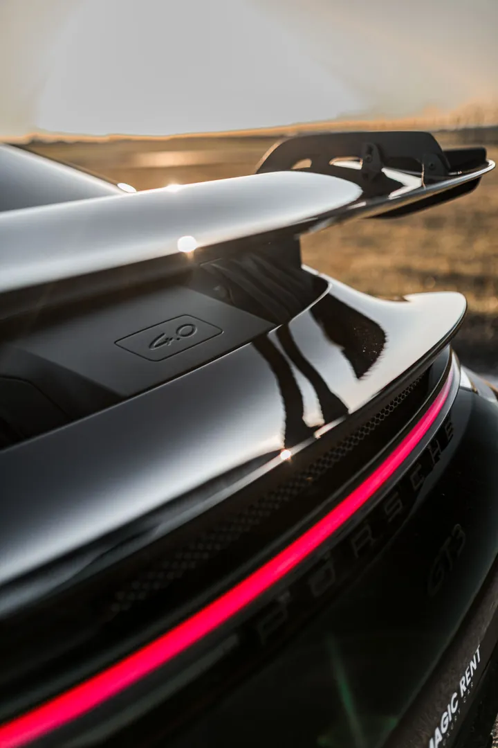 Alettone posteriore e fanale a striscia rossa della Porsche nera
