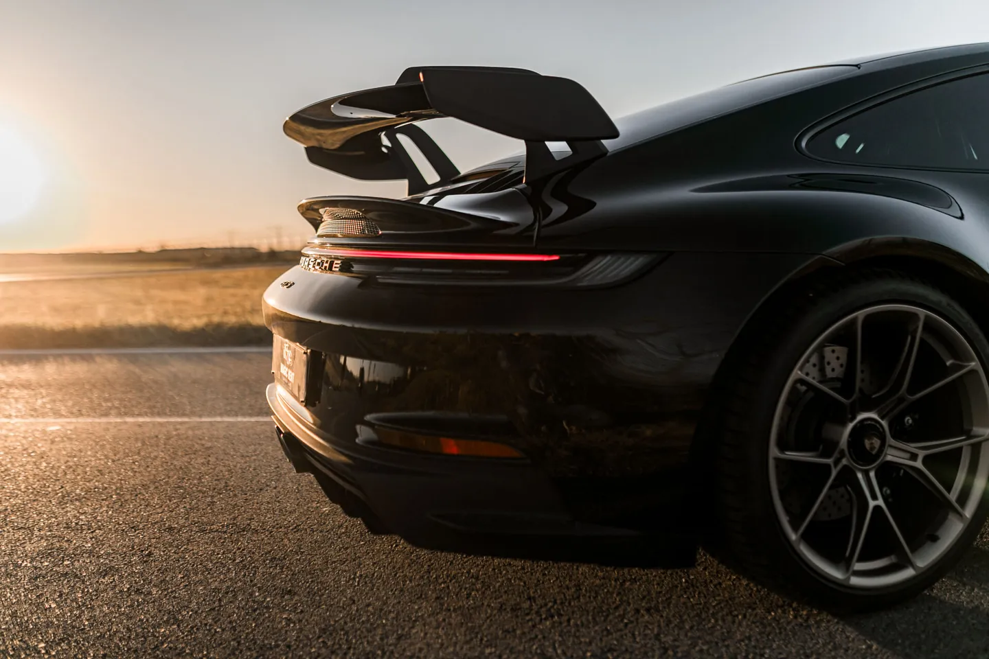 Alettone e posteriore della Porsche nera controluce