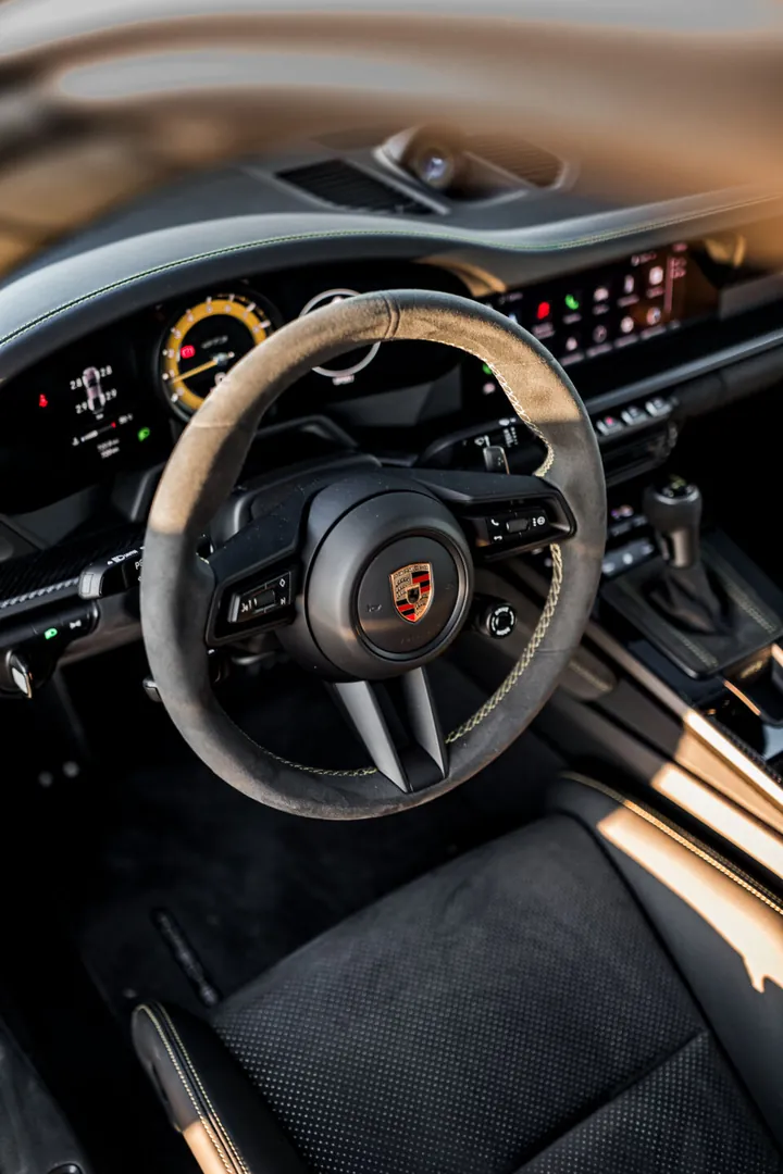 Volante e plancia della Porsche nera