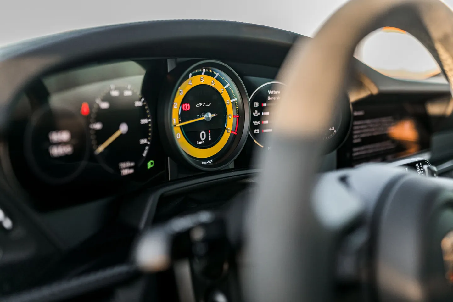 Strumentazione della Porsche con il contagiri giallo