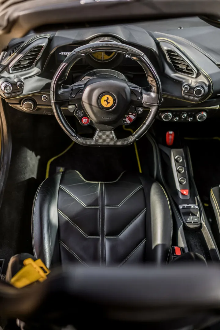 Volante e sedile in pelle nera della Ferrari gialla