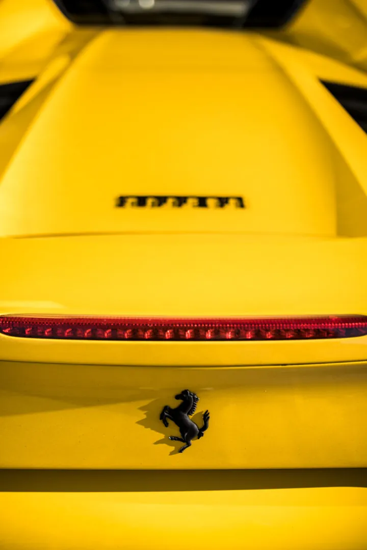 Cofano posteriore giallo con la scritta Ferrari e il cavallino