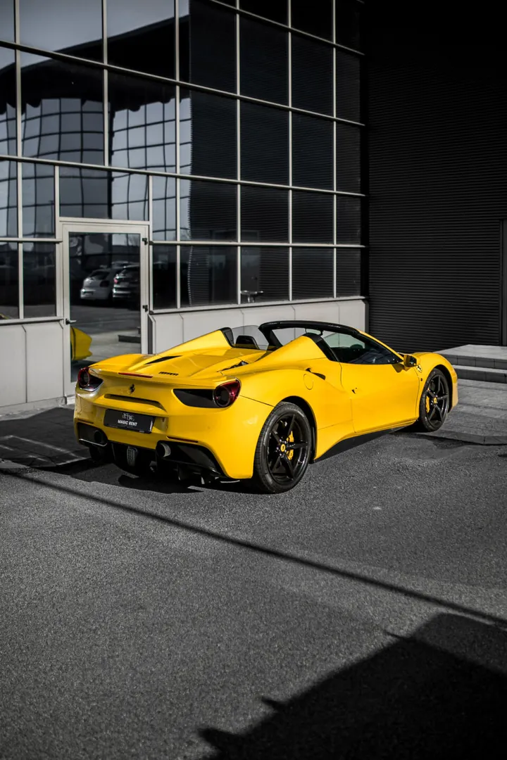 Ferrari gialla scoperta di tre quarti posteriore