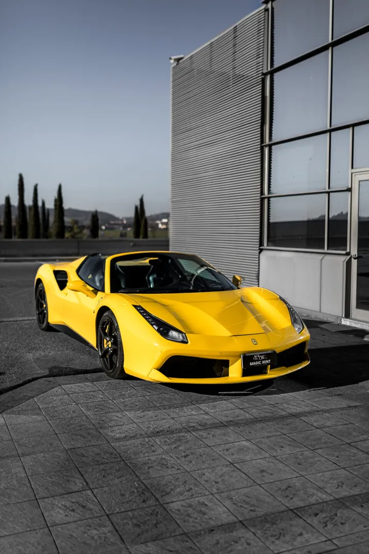 Ferrari gialla scoperta di tre quarti anteriore