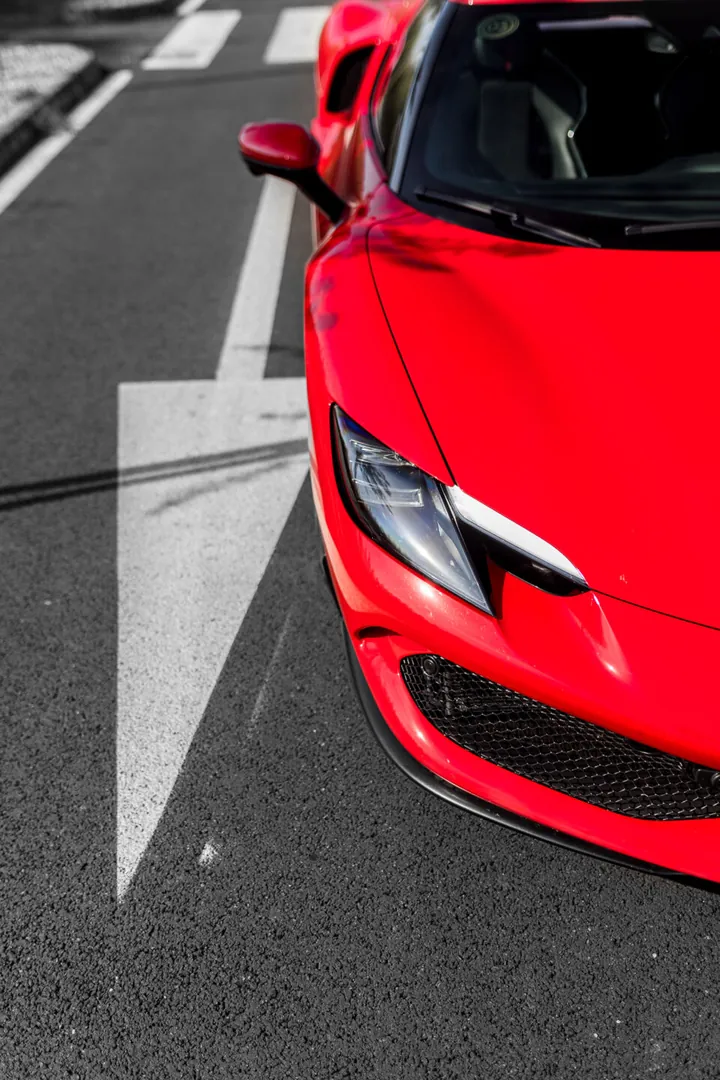 Frontale della Ferrari rossa con il faro anteriore
