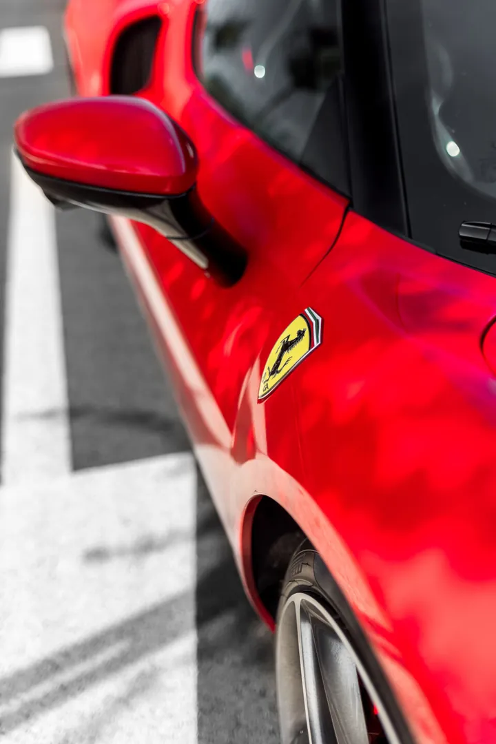 Stemma Ferrari sulla fiancata rossa, accanto allo specchietto