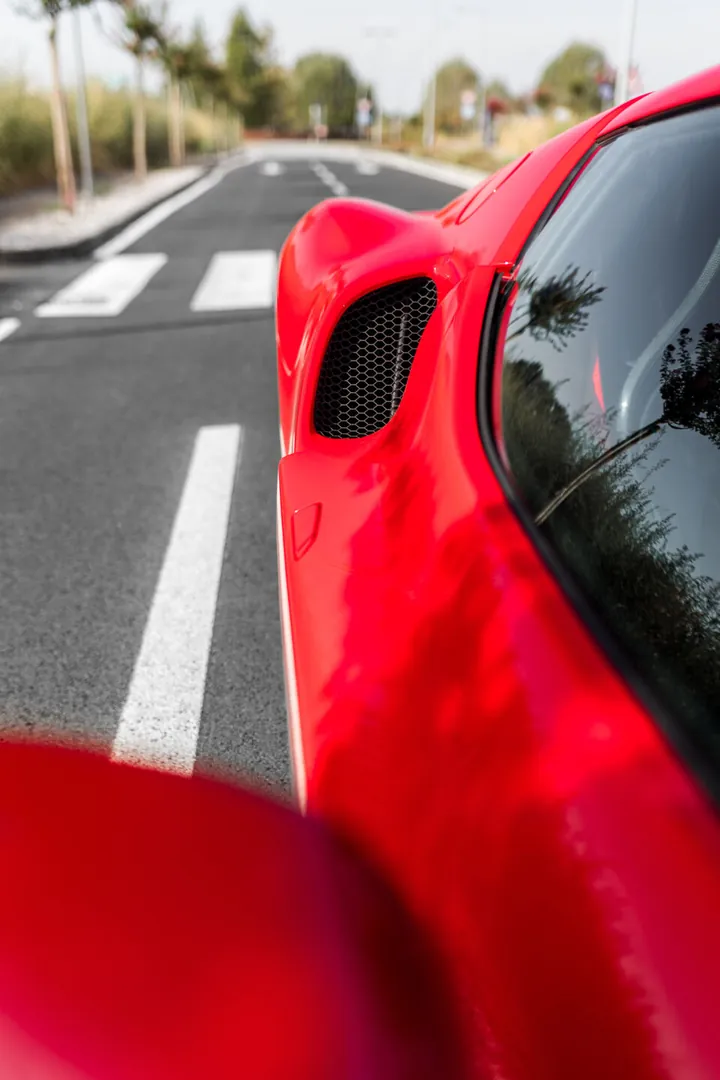 Presa d’aria sulla fiancata della Ferrari rossa