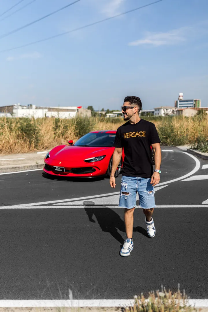 Una persona davanti alla Ferrari rossa
