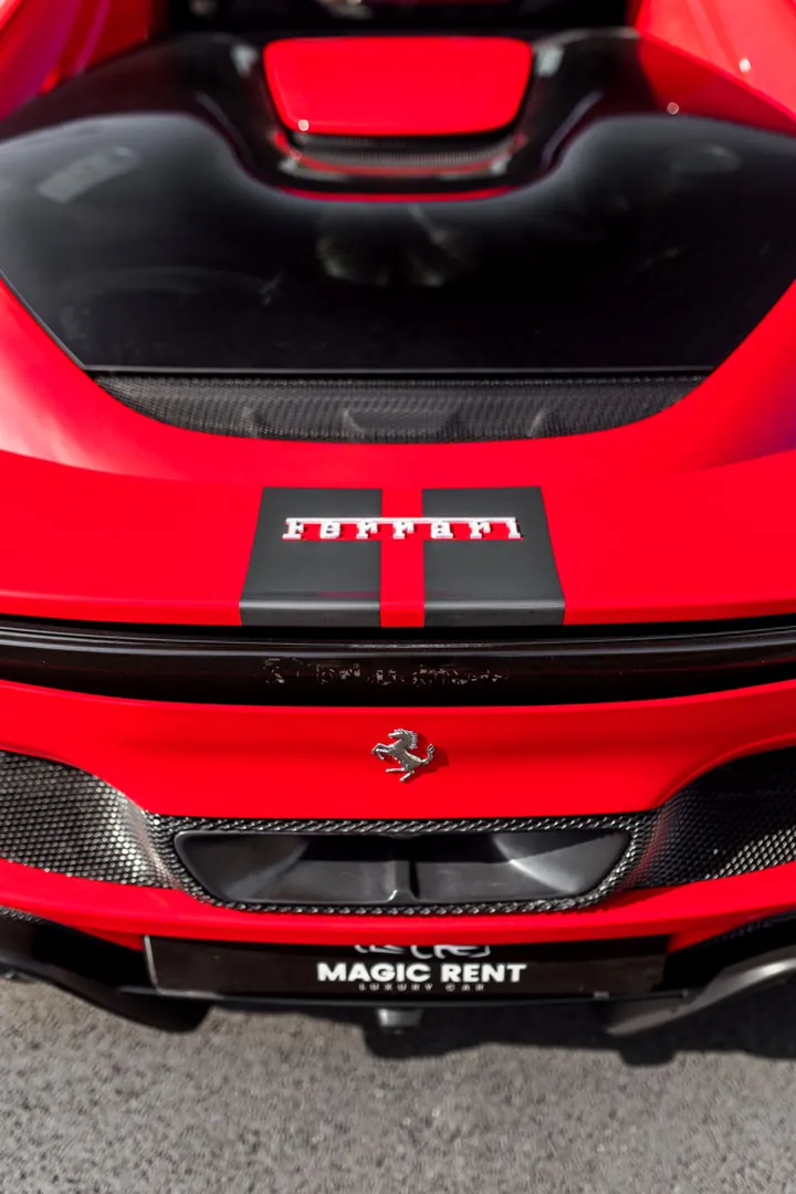 Posteriore della Ferrari rossa con la scritta Ferrari sulla fascia nera
