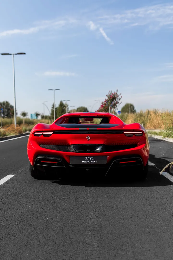 Ferrari rossa vista da dietro, con le luci posteriori sottili