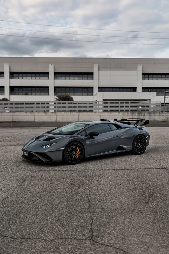 Lamborghini grigia di tre quarti anteriore, su un piazzale