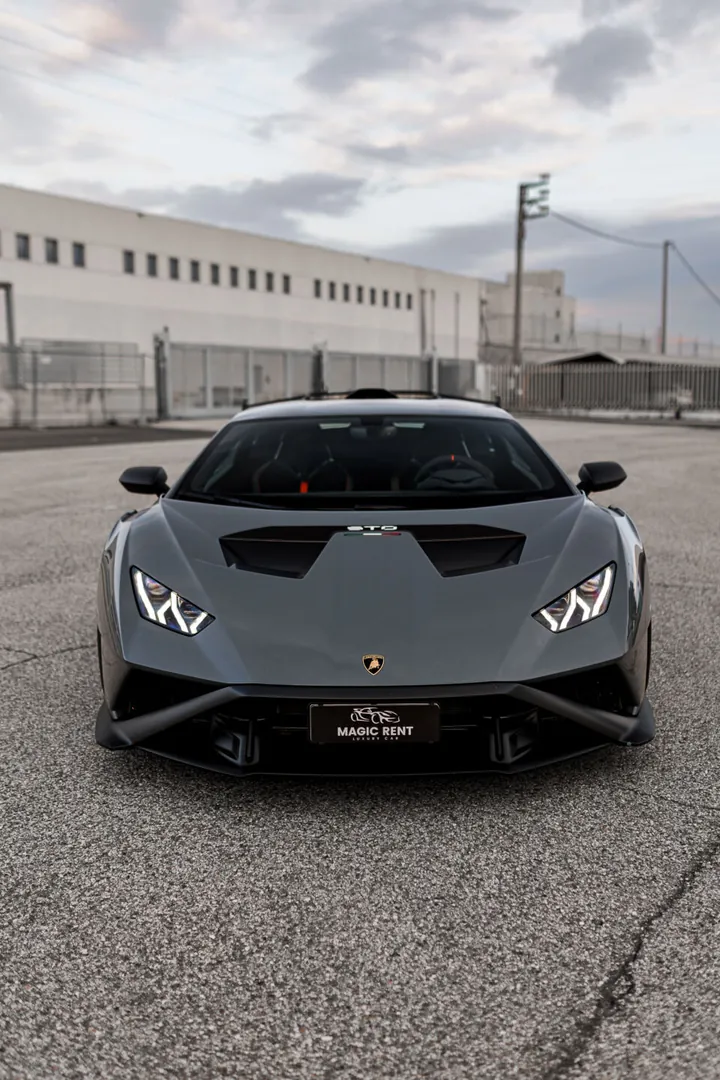 Lamborghini grigia vista di fronte, su un piazzale