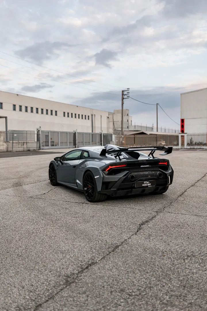Lamborghini grigia di tre quarti posteriore, con l’alettone