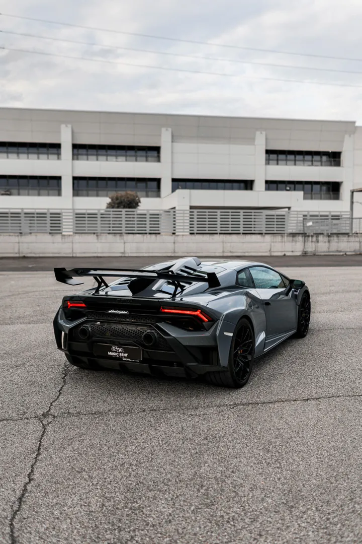 Lamborghini grigia vista da dietro, con il grande alettone