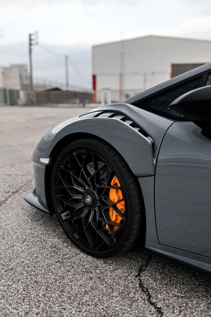 Cerchio nero e pinza del freno arancione della Lamborghini grigia