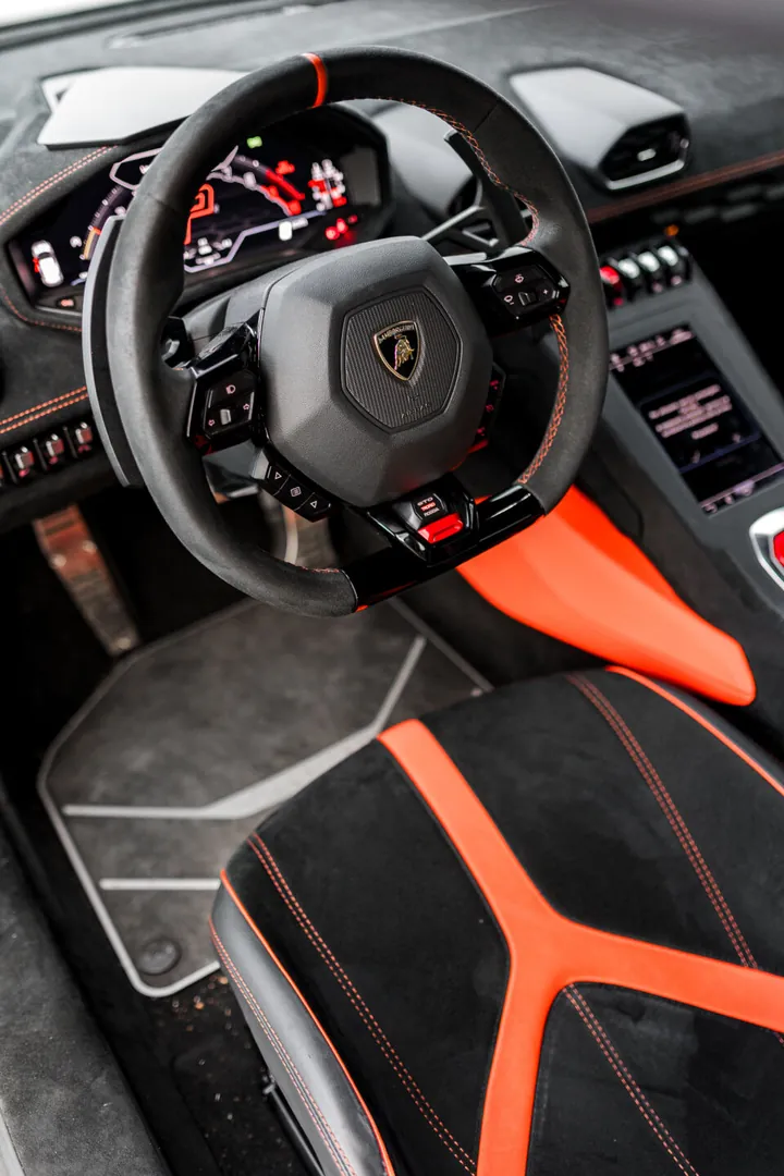Volante e sedile nero e arancione della Lamborghini grigia