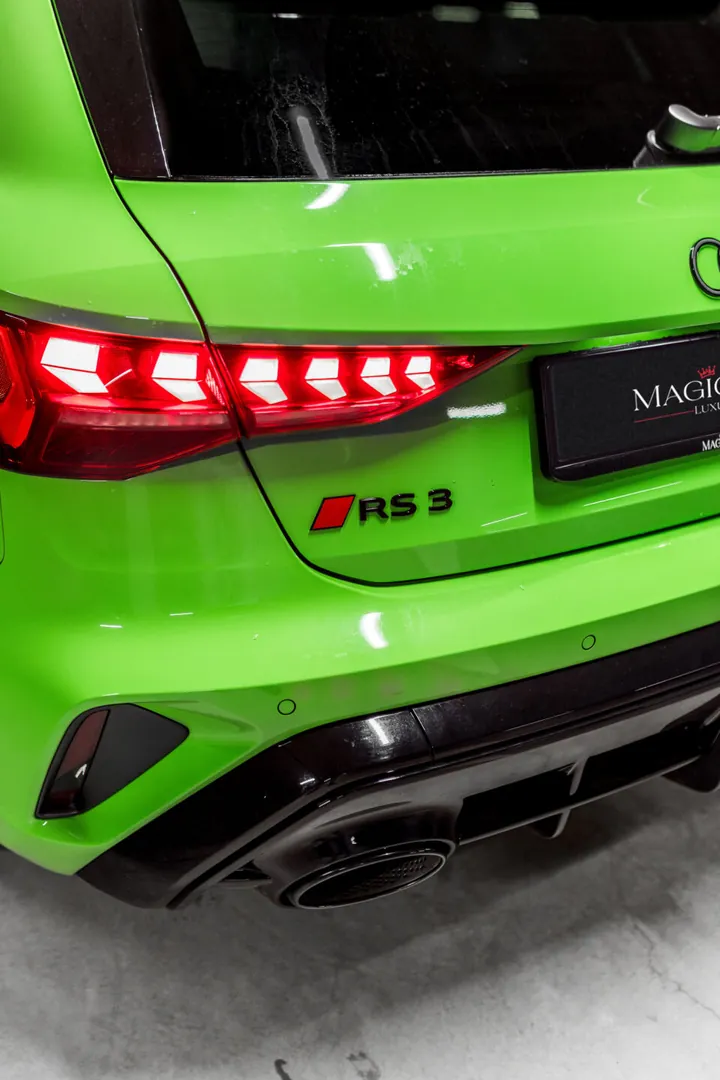 Posteriore dell’Audi verde con i fanali accesi