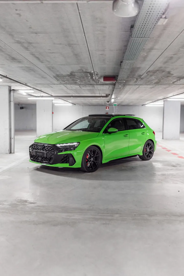 Audi verde di tre quarti anteriore, in un parcheggio coperto