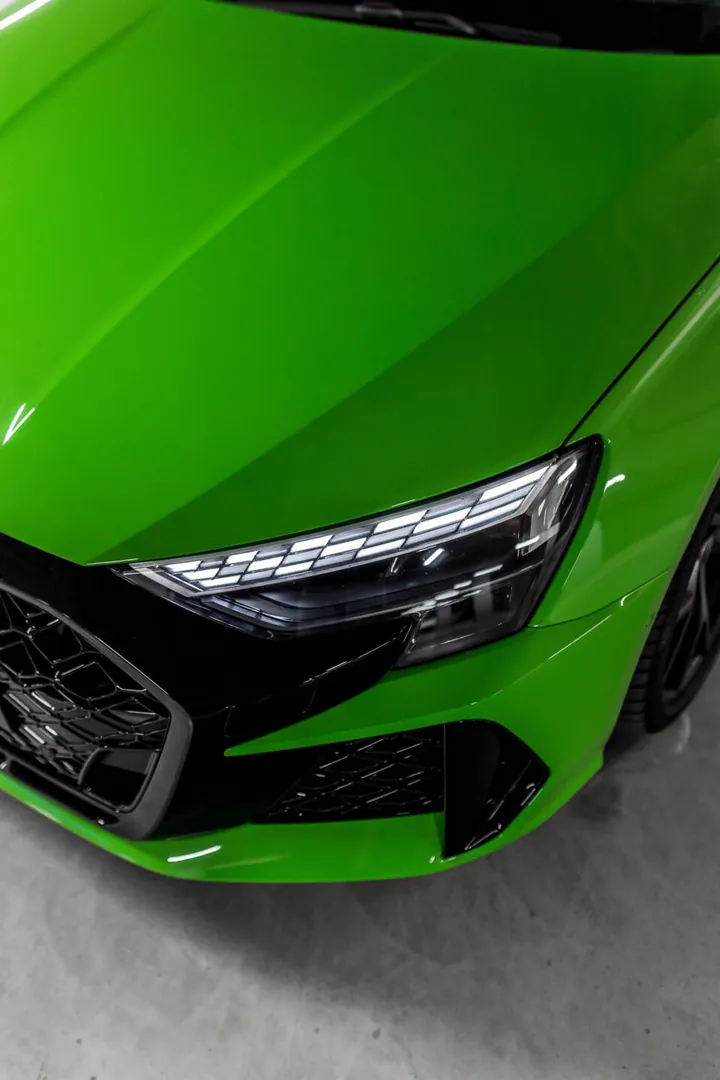 Faro anteriore e cofano dell’Audi verde