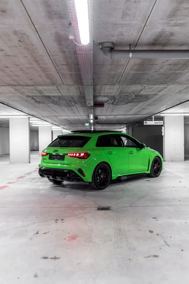 Audi verde di tre quarti posteriore, in un parcheggio coperto